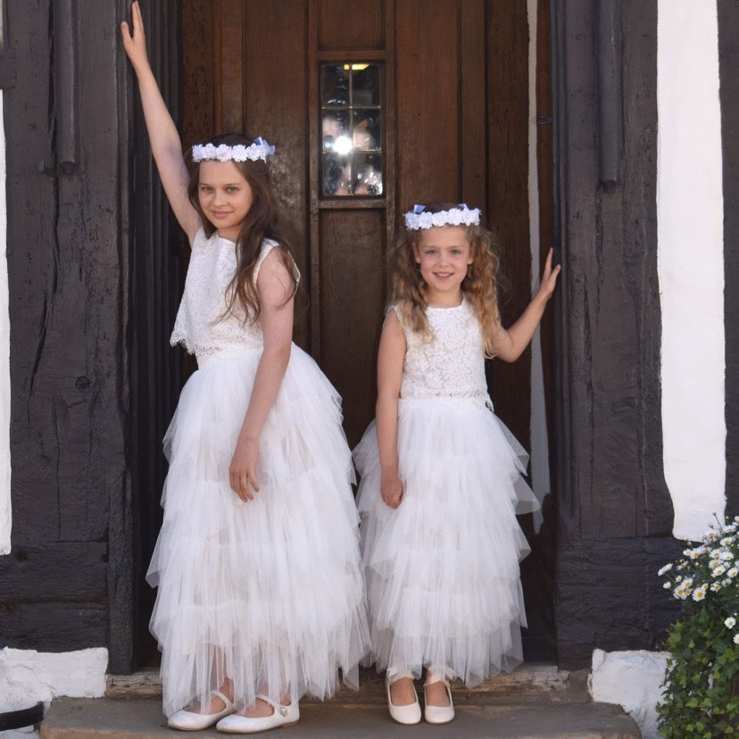 2 young flower girls in doorway