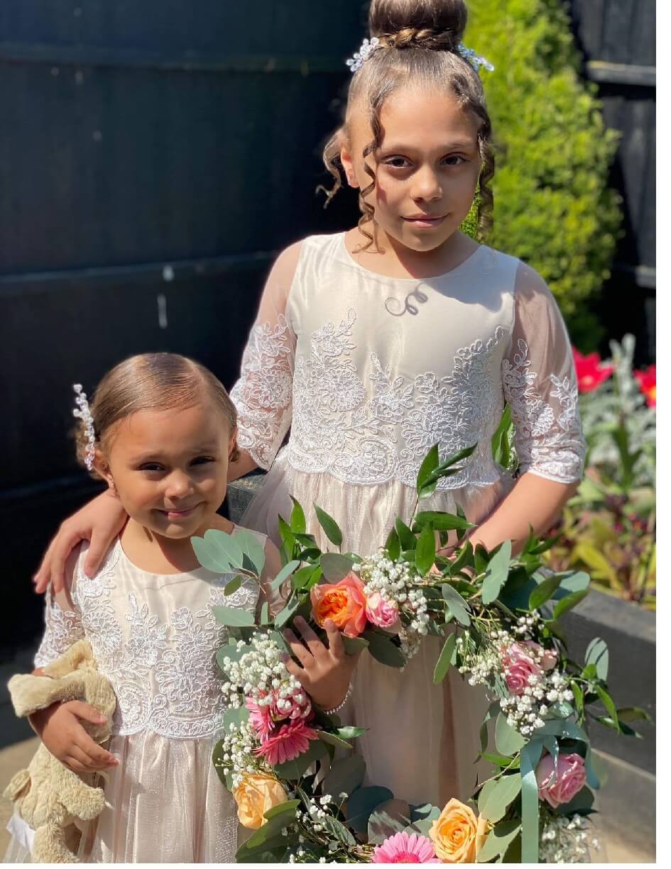 2 young flower girls